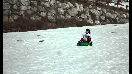 Josy  escorregando na neve - Piani di Bobbio - Italia