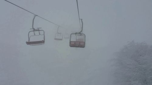Suggestiva seggiovia tra la nebbia dell'abetone