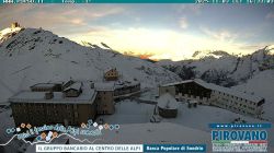 Alberghi allo Stelvio 2757 m. Vista su versante Svizzero