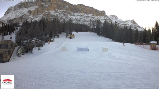 La Villa in Badia Blick auf die Schipiste La Crusc und auf den Kreuzkofel/Sas dla Crusc (Mt. 2908)