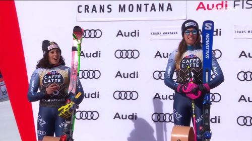 Bassino e brignone suonano e cantano sul podio di discesa: la gioia e l'inno