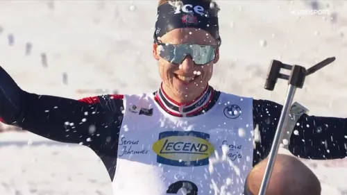 Il saluto ai fratelli Johannes e Tarjei Bø: i colleghi li innafiano di spumante