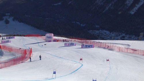 Lara gut esce di pista e vola contro le reti nel super g di st. moritz - sci alpino, coppa del mondo 2021/2022