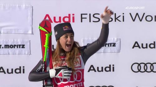 Sofia goggia sul podio mostra la mano fasciata: l'inno di mameli è tutto per lei