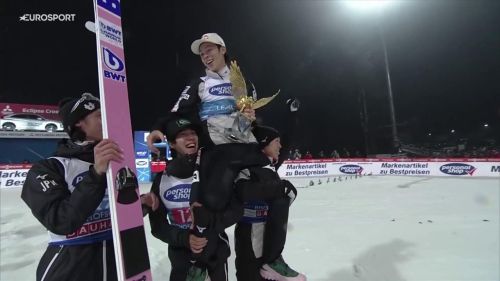 Tournée dei quattro trampolini - ryoyu kobayashi alza la sua terza aquila d'oro: la festa con i compagni