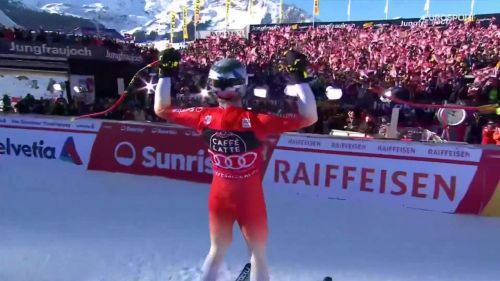 Marco odermatt disegna la discesa perfetta sul lauberhorn, folla in delirio