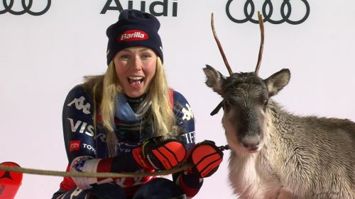 Mikaela shiffrin con babbo natale e la sua nuova renna, l'ottava
