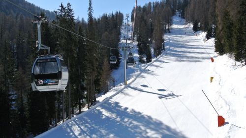 cabinovia marilleva 1400 sulla pista mastellina