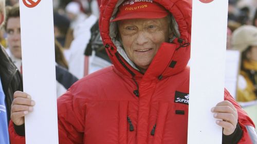 La scomparsa del tre volte campione del mondo di Formula 1 ha commosso l'Austria intera e il mondo dello sport. Il campionissimo che vinse due titoli iridati con la Ferrari, amava parecchio anche lo sci e, nell'appuntamento più atteso dell'anno, non mancava proprio mai.