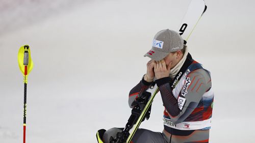 La favola di Strolz è senza fine: trionfo nella notte di Flachau, per gli azzurri un disastro