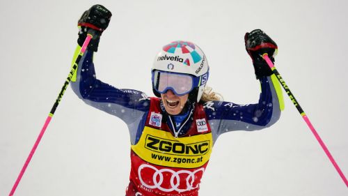 Torna a splendere il sorriso di Kajsa: oggi la prima volta sugli sci