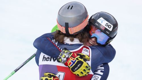 A Sella Nevea la Coppa Europa di sci 'indossa' la maglia Rosa del Giro d'Italia 2023