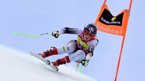 Goggia e un altro podio: Sofia è seconda dietro a Stuhec prima di... alzare la coppa!