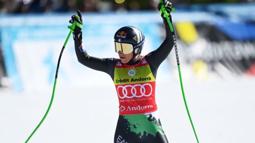 Goggia e un altro podio: Sofia è seconda dietro a Stuhec prima di... alzare la coppa!