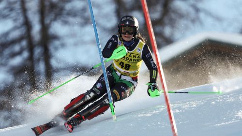 Pista in condizioni pietose a Wengen, lo slalom è un rodeo: Meillard guida su Kristoffersen e Braathen