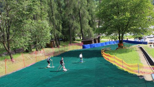 E' arrivato... Ambrosi: Sofia Goggia abbraccia il vitellino premio per il trionfo in Val d'Isère