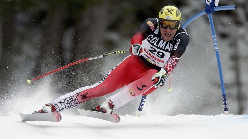 Marco Odermatt firma le nuove edizioni del casco POC da gara