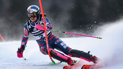 Una splendida campionessa del mondo di slalom: Camille Rast è oro a Saalbach, sul podio