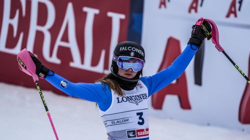 Una splendida campionessa del mondo di slalom: Camille Rast è oro a Saalbach, sul podio