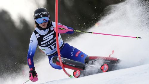Liensberger sbaglia, la 'night race' di Flachau è di Camille Rast con una rimonta da sogno
