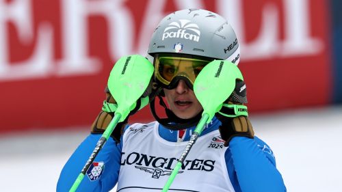 Una splendida campionessa del mondo di slalom: Camille Rast è oro a Saalbach, sul podio
