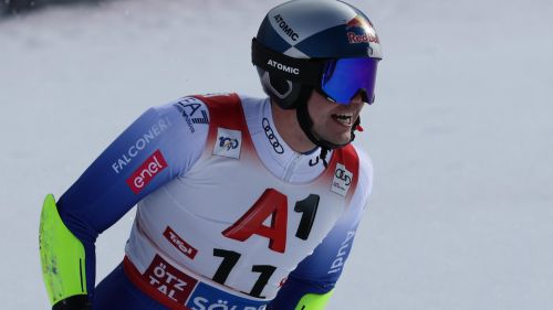 Battaglia pura sotto la pioggia della Planai, Meillard firma la 1^ manche del gigante, De Aliprandini in posizione di attacco